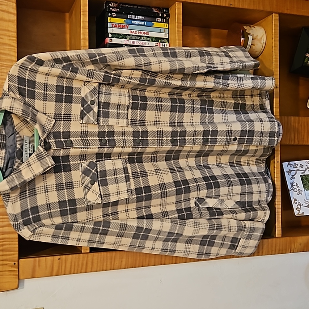 Women's long sleeve fleece plaid. Size xxl. Color is a very light pink with grey